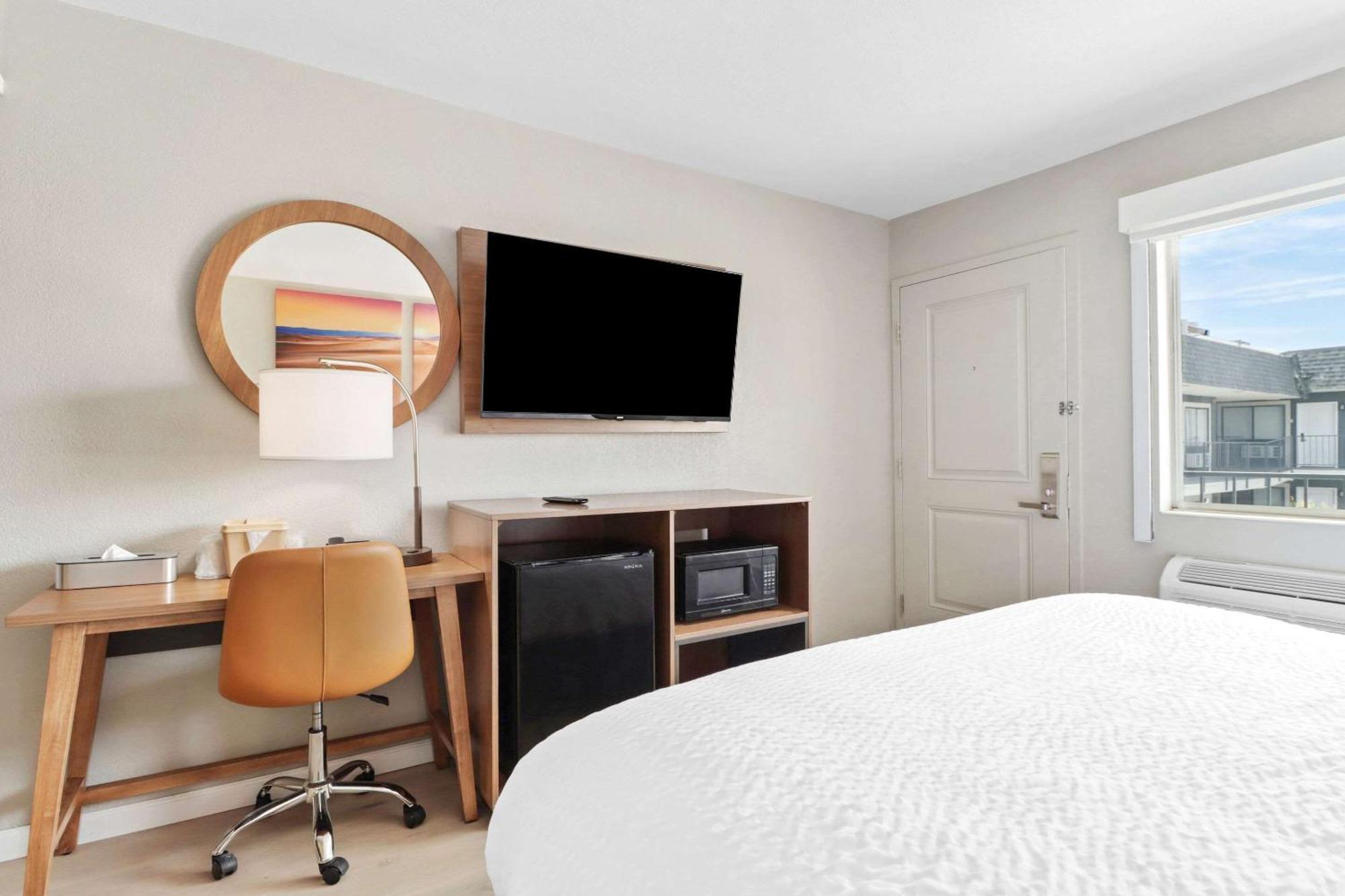 Hotel Clarion Pointe Near China Naval Station