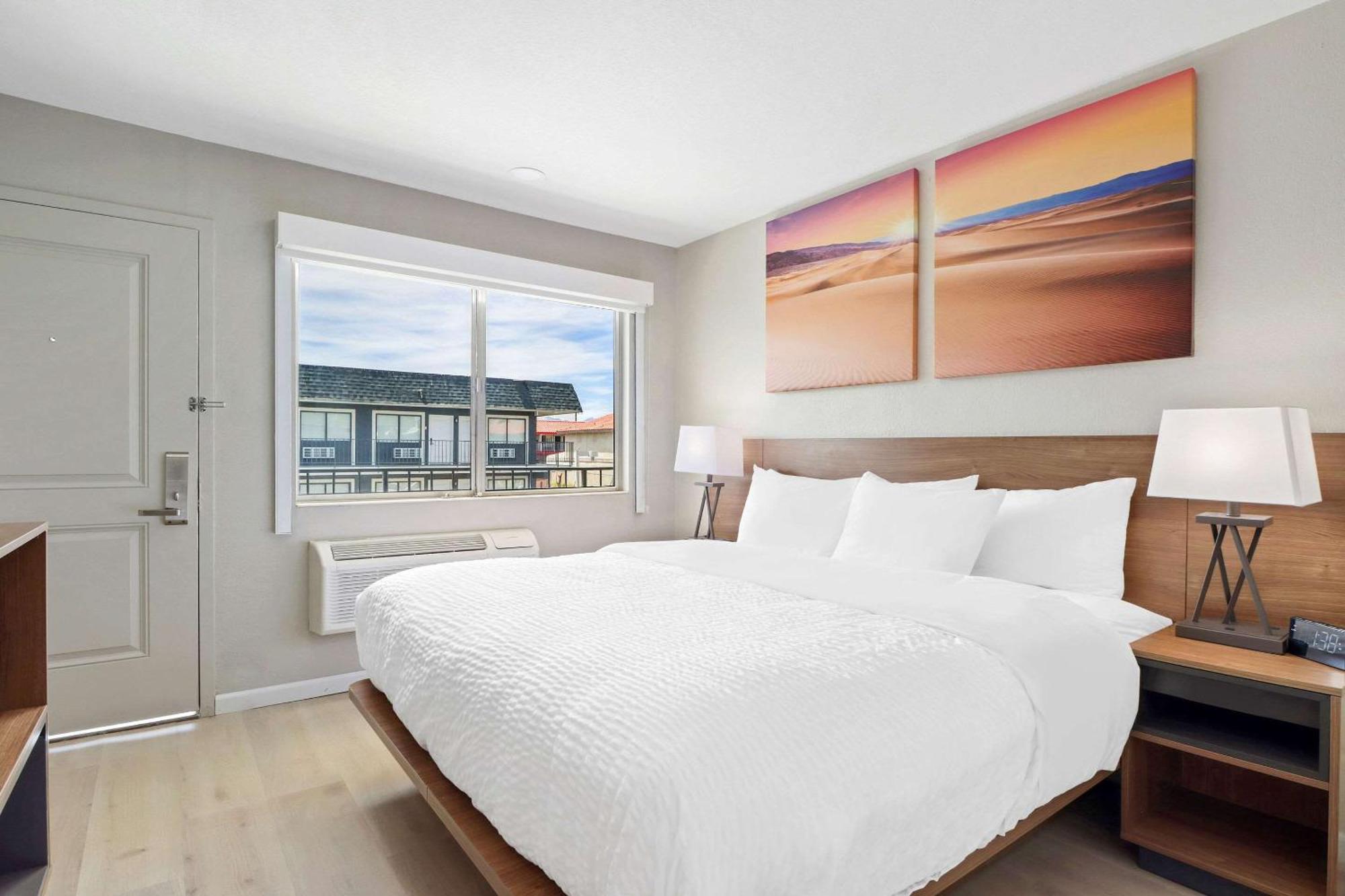 Hotel Clarion Pointe Near China Naval Station 2*