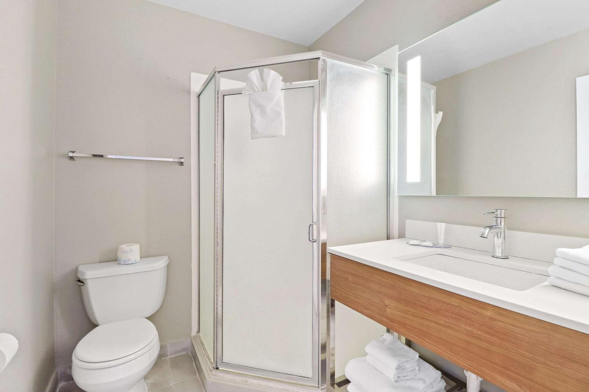Clarion Pointe Near China Naval Station 2*