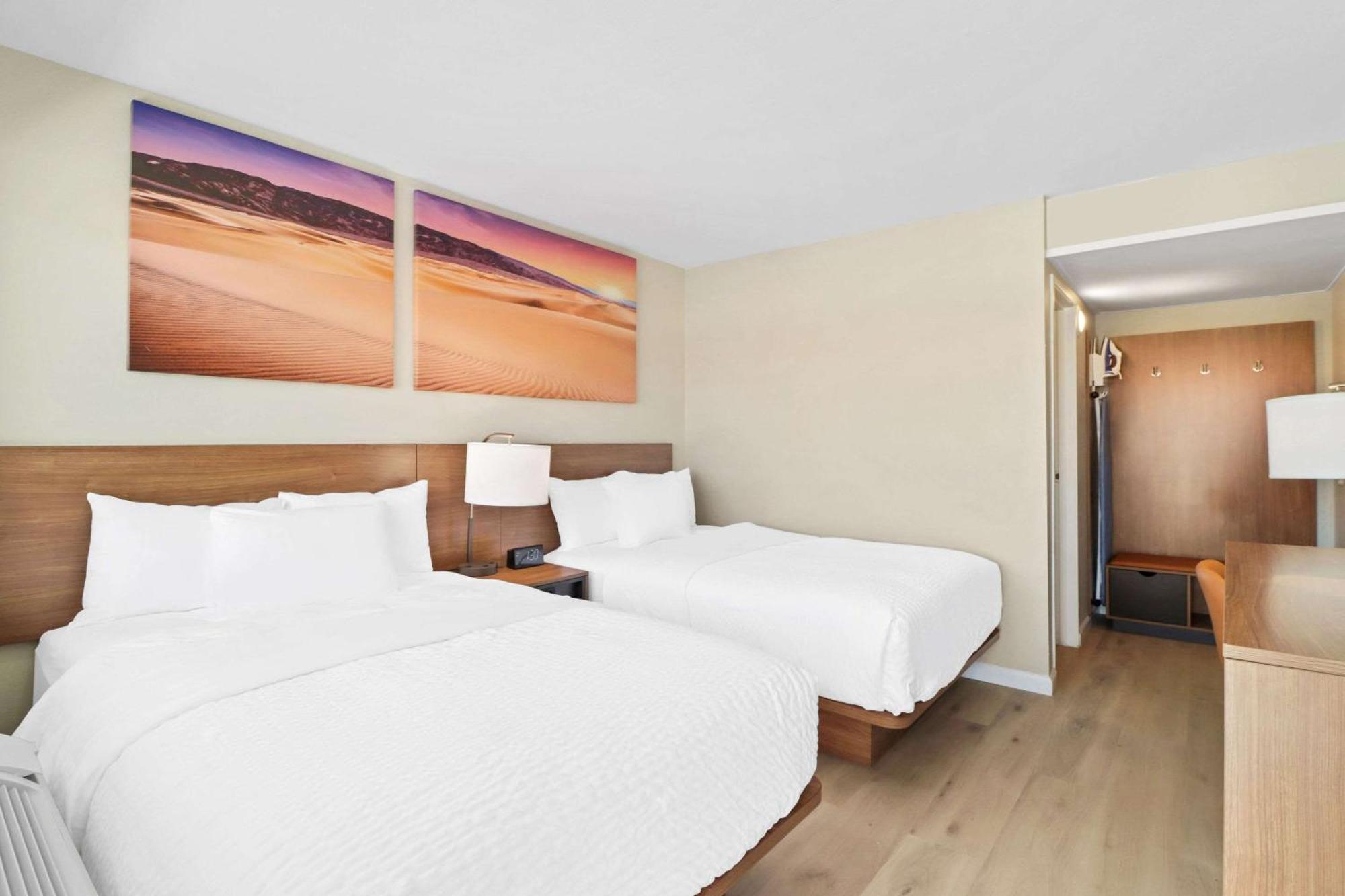 Hotel Clarion Pointe Near China Naval Station 2*