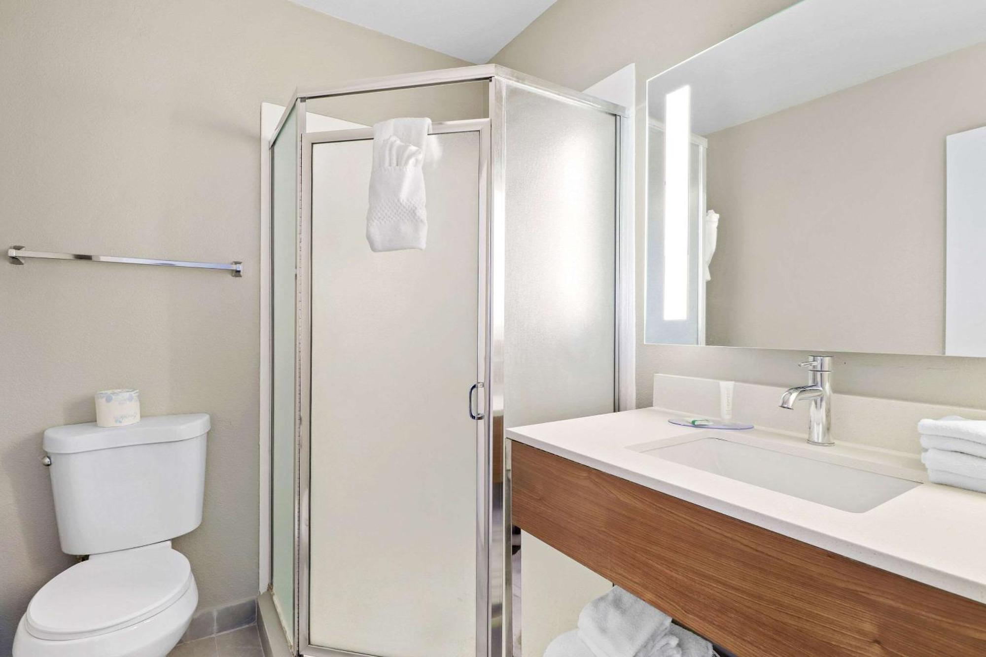 Hotel Clarion Pointe Near China Naval Station