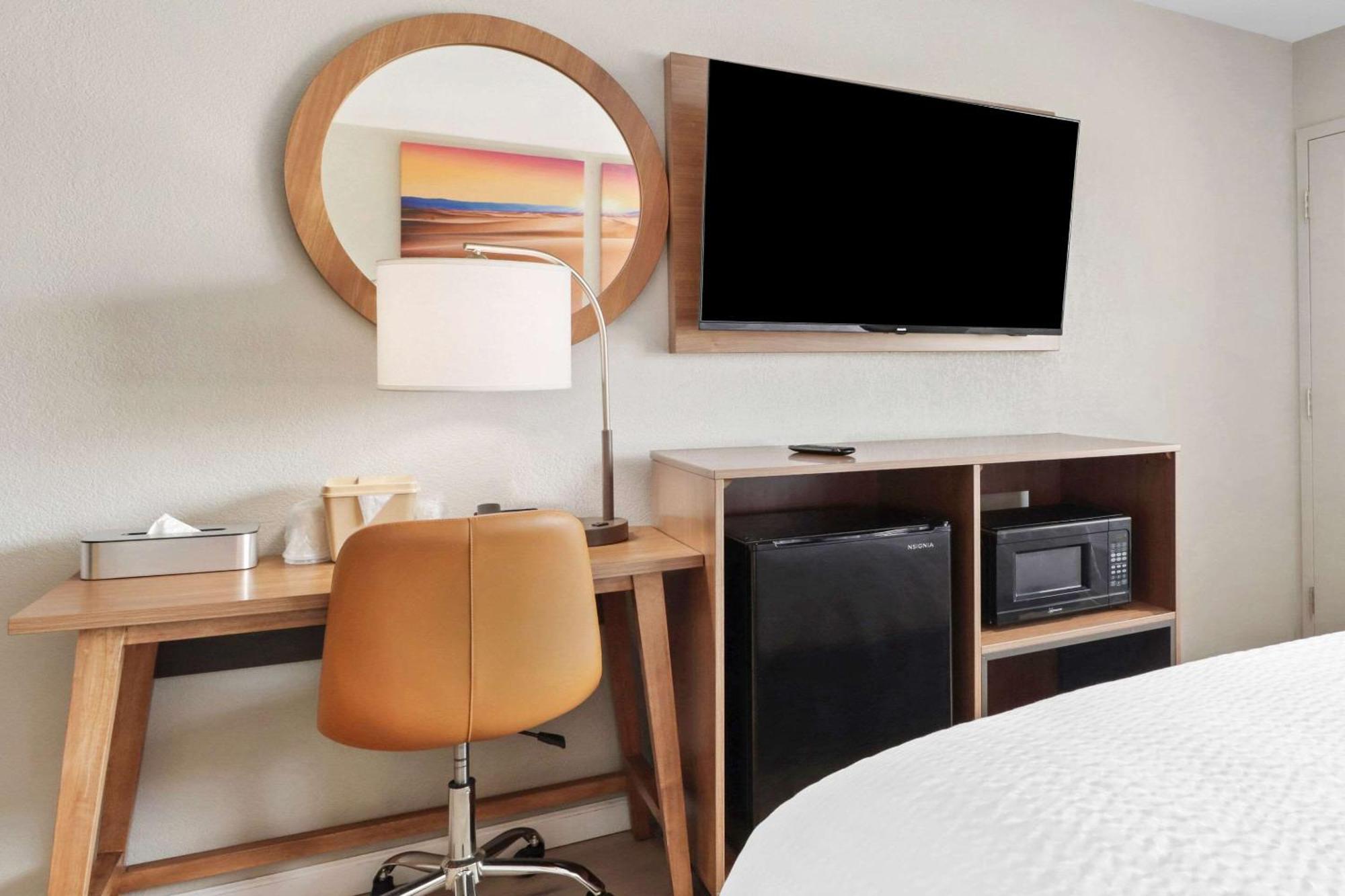 Hotel Clarion Pointe Near China Naval Station Ridgecrest